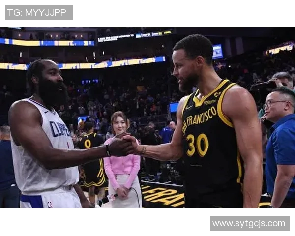 勇士与快船季后赛第三场激战回顾球星表现与战术分析