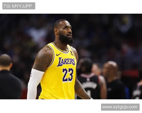 詹姆斯：从篮球场上的传奇到全球文化的象征与影响力解析